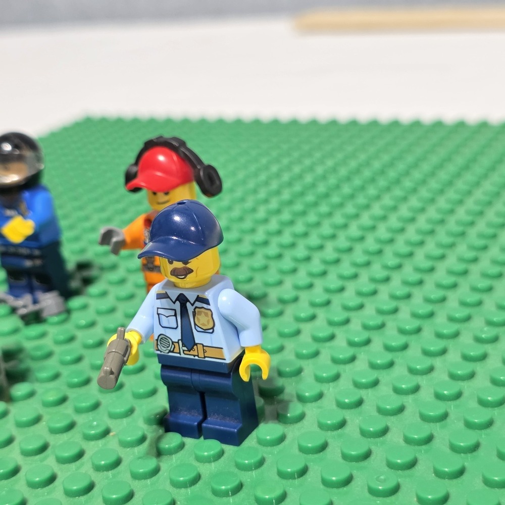 LEGO Minifigures Lot of 6 w/ Accessories Police Officer & More - Picture 8 of 11